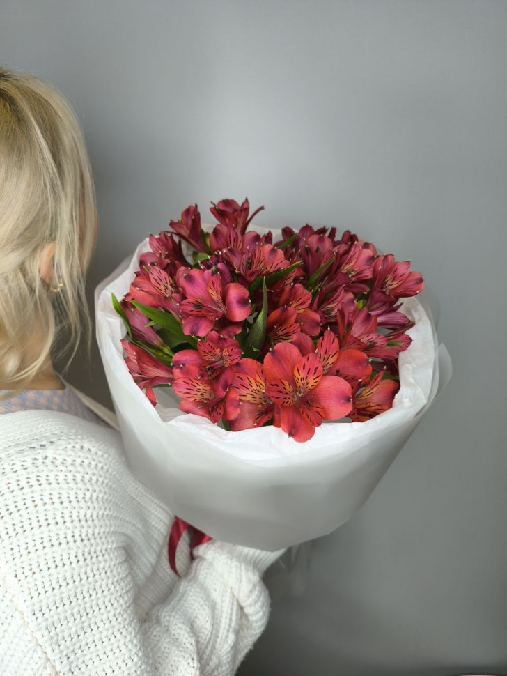 Букет из 7 красных альстромерий
