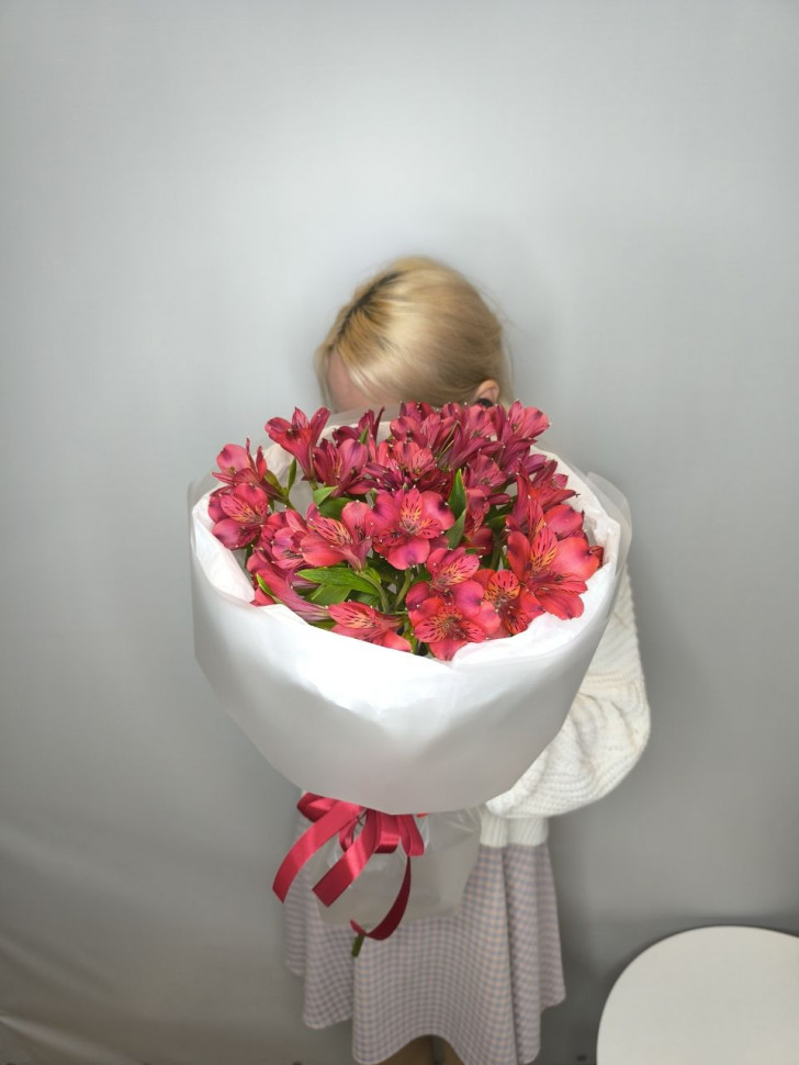 Букет из 7 красных альстромерий