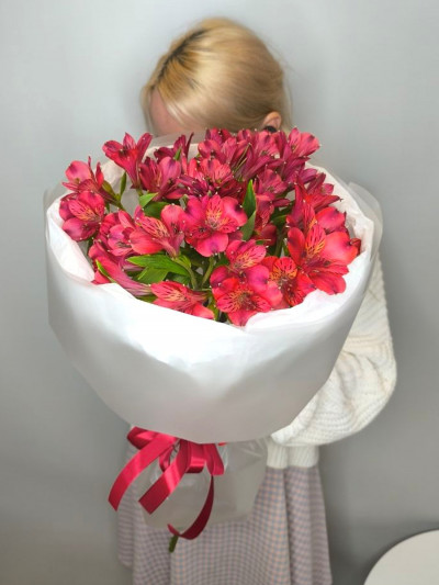 Букет из 7 красных альстромерий
