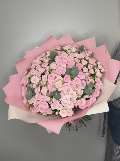 Букет из 51 кустовой розы Креми твистер