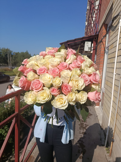 Букет из 51 розы бело-розовый микс