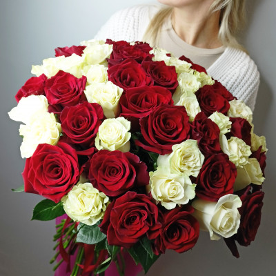 Букет из 51 красной и белой розы
