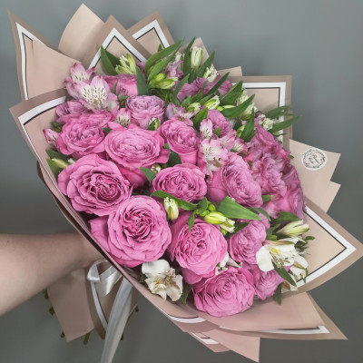 Букет из 25 роз QUEEN CROWN с альстромерией