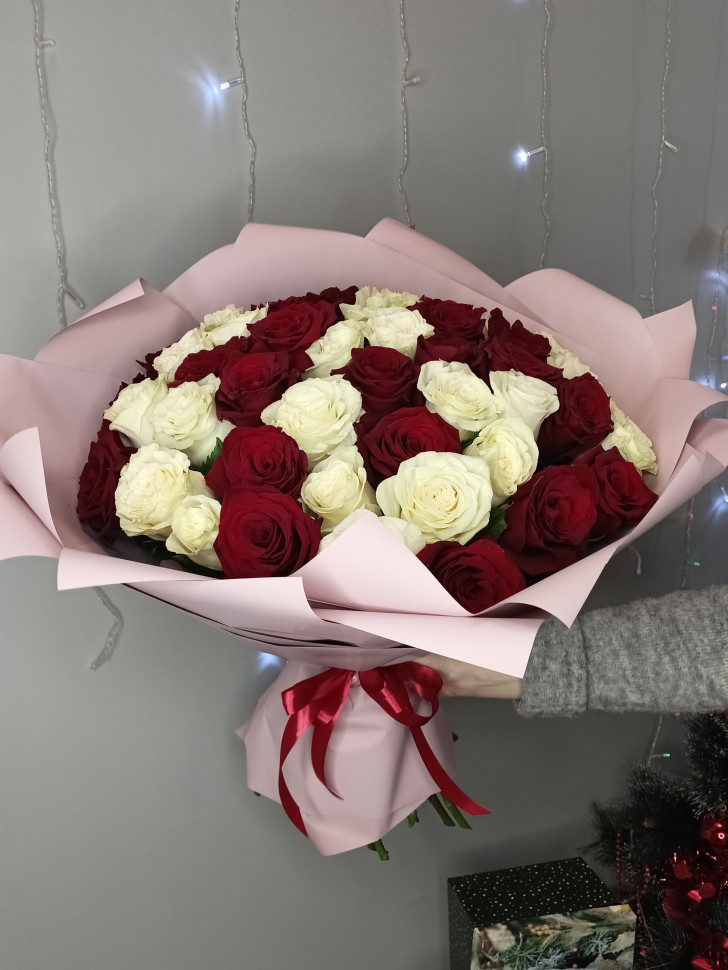 Букет из 47 белых и красных роз