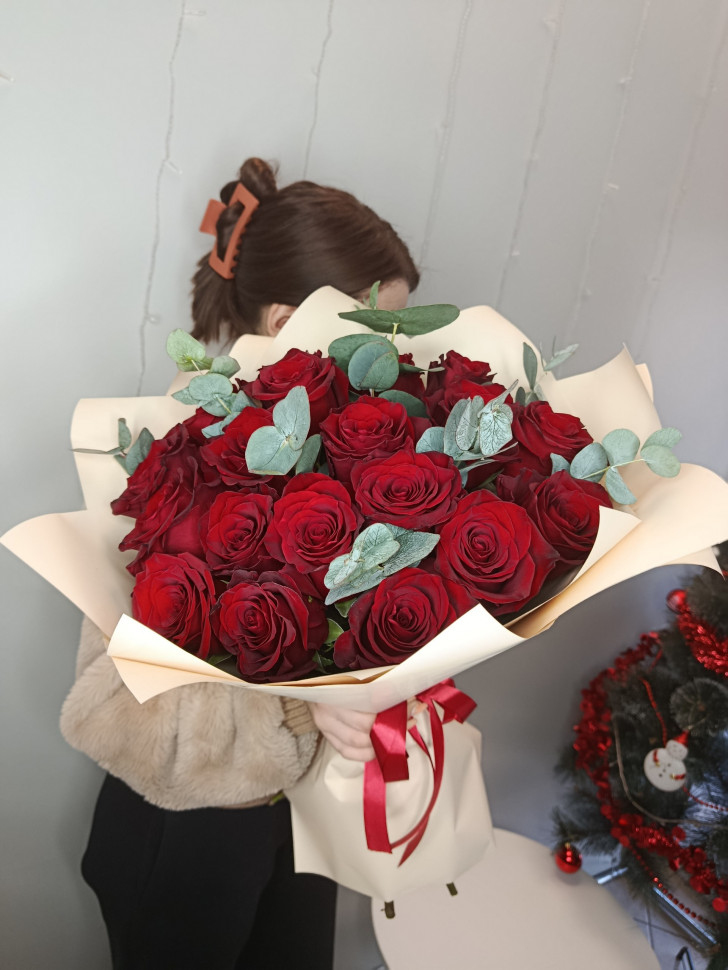 Букет из «19 красных роз с эвкалиптом»