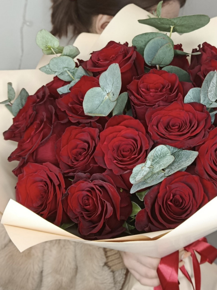 Букет из «19 красных роз с эвкалиптом»