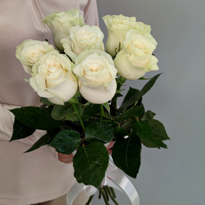 Букет из 7 белых роз 60 см 
