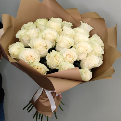 Букет из 25 роз белый в оформлении