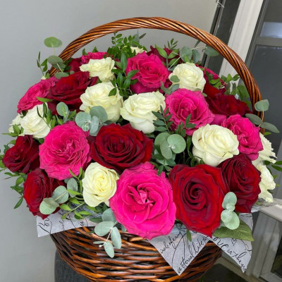 Корзина из 51 розы микс с зеленью