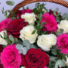 Корзина из 51 розы микс с зеленью
