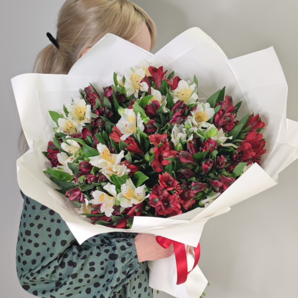 Букет из 19 альстромерий в оформлении