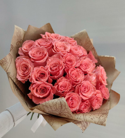 Букет из 25 розовых роз в крафте
