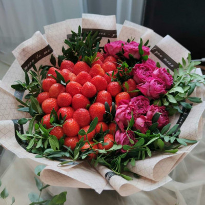 Фруктово-ягодный букет «Розовый Фламинго»