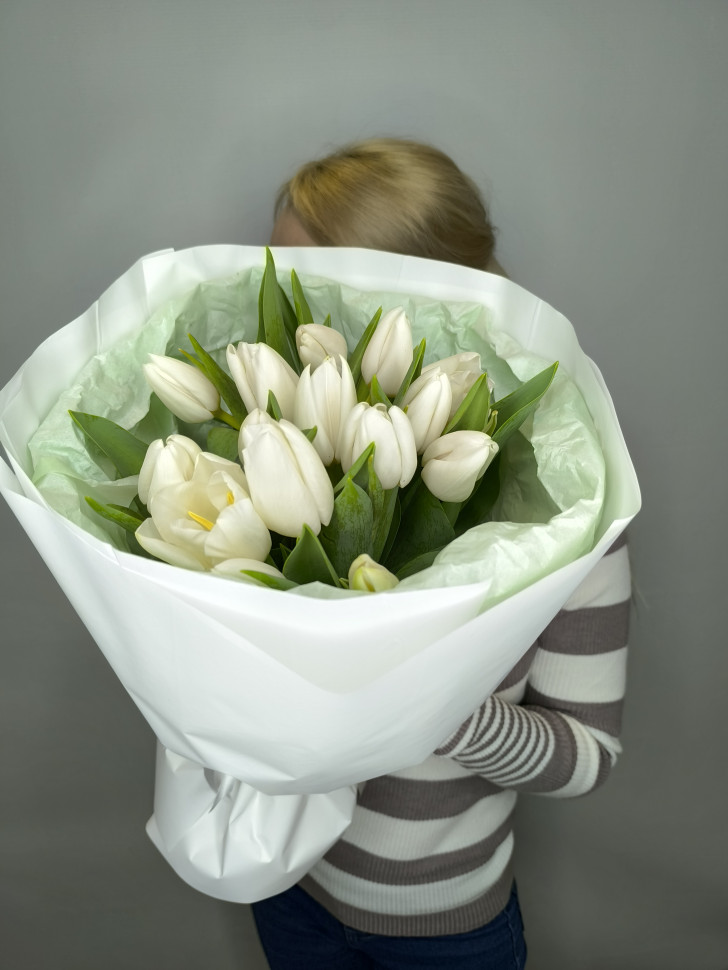 Букет из 15 белых тюльпанов
