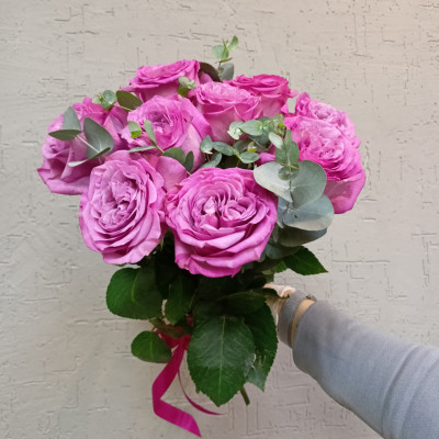 Букет из 9 роз «Queens Crown» с эвкалиптом