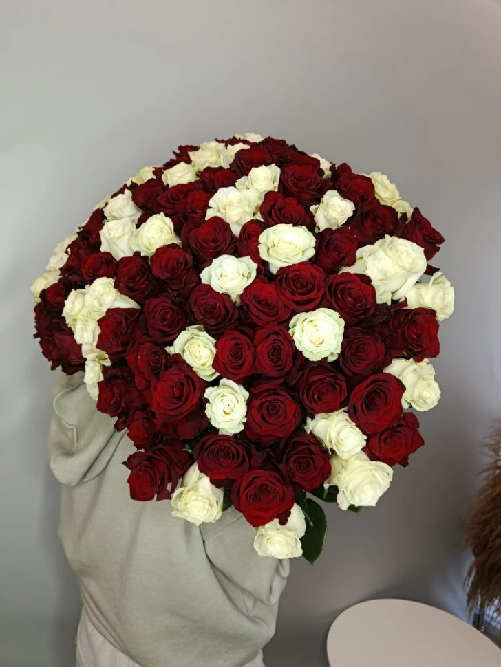 Букет из 101 красно-белой розы 
