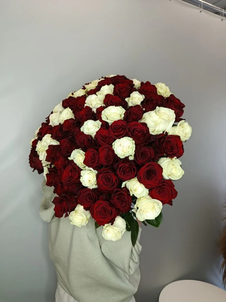 Букет из 101 красно-белой розы 