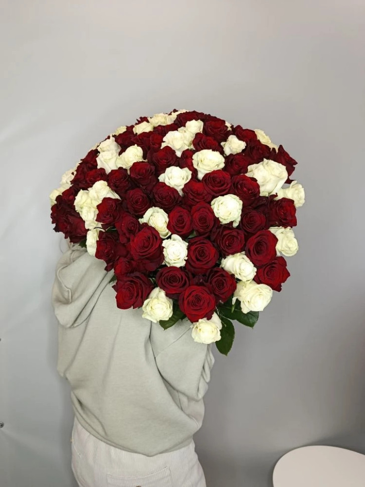 Букет из 101 красно-белой розы 