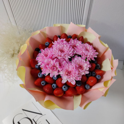 Фруктово-ягодный букет «Клубничный дождь»