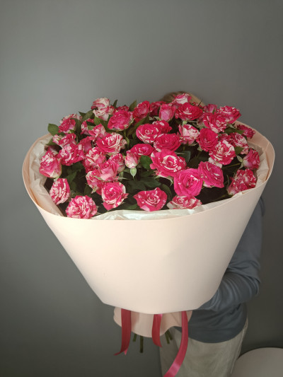 Букет из 13 кустовых роз Файерворкс