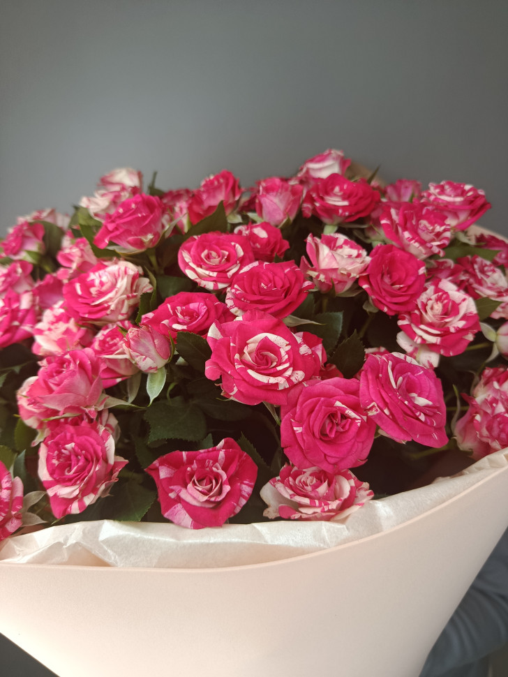 Букет из «13 кустовых роз Файерворкс»