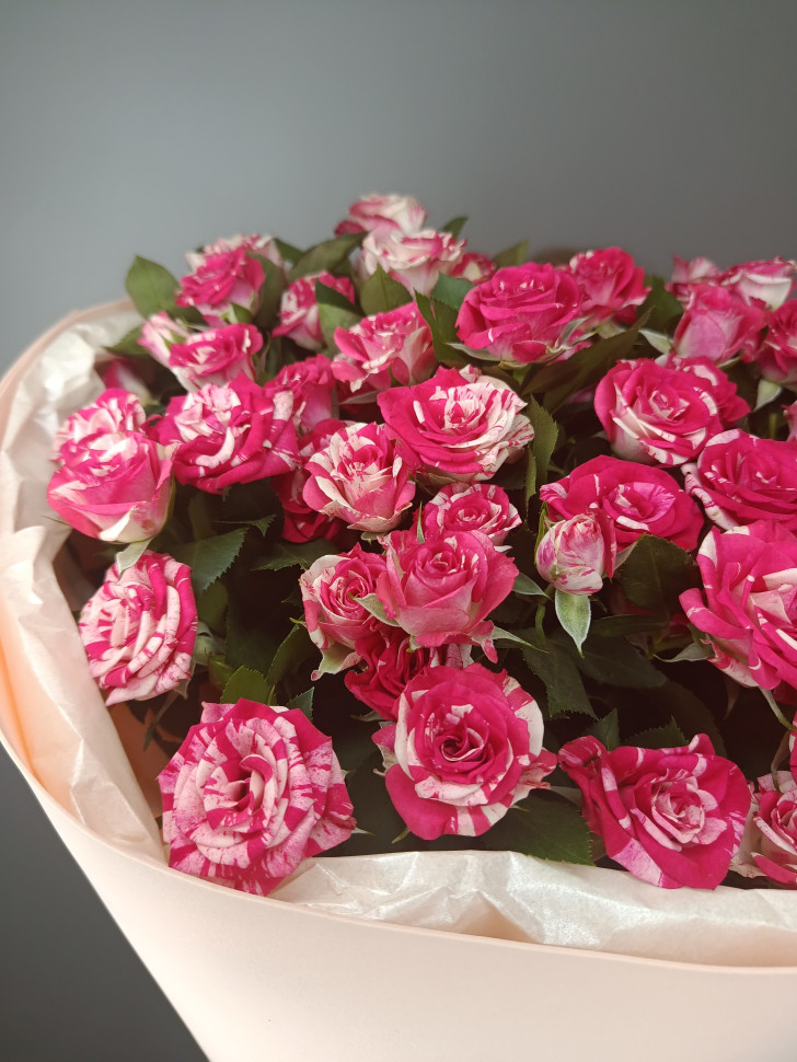 Букет из «13 кустовых роз Файерворкс»