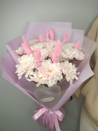 Букет из 3 хризантем с лагурусом