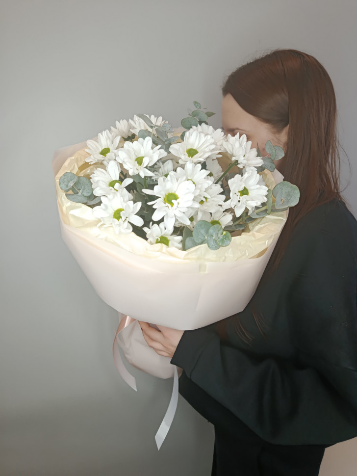 Букет из 3 хризантем с эвкалиптом