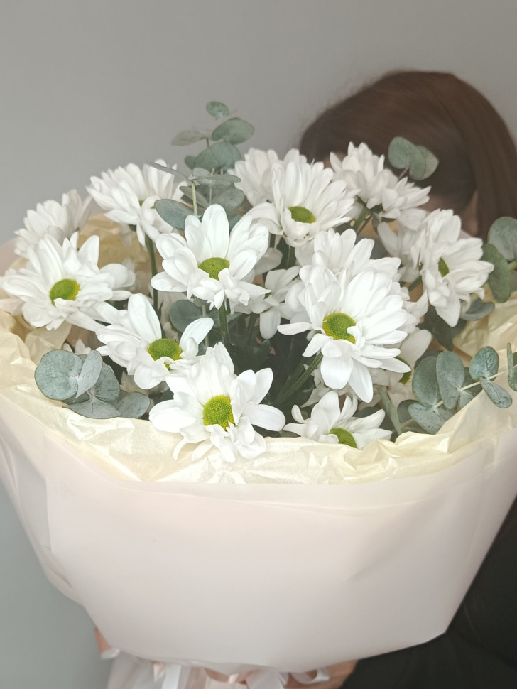 Букет из 3 хризантем с эвкалиптом