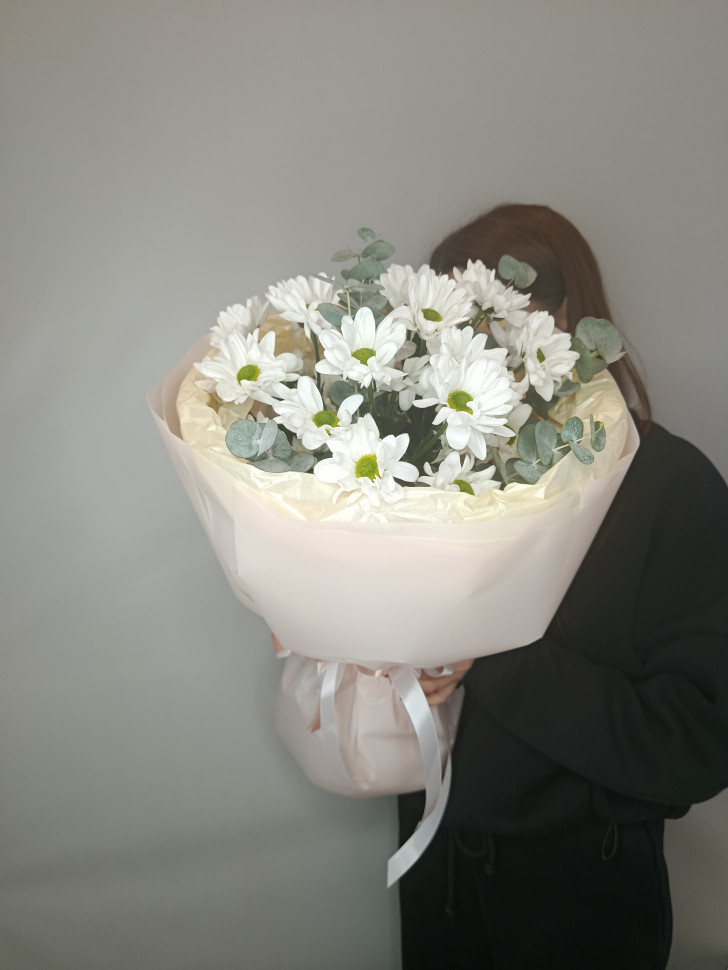 Букет из 3 хризантем с эвкалиптом