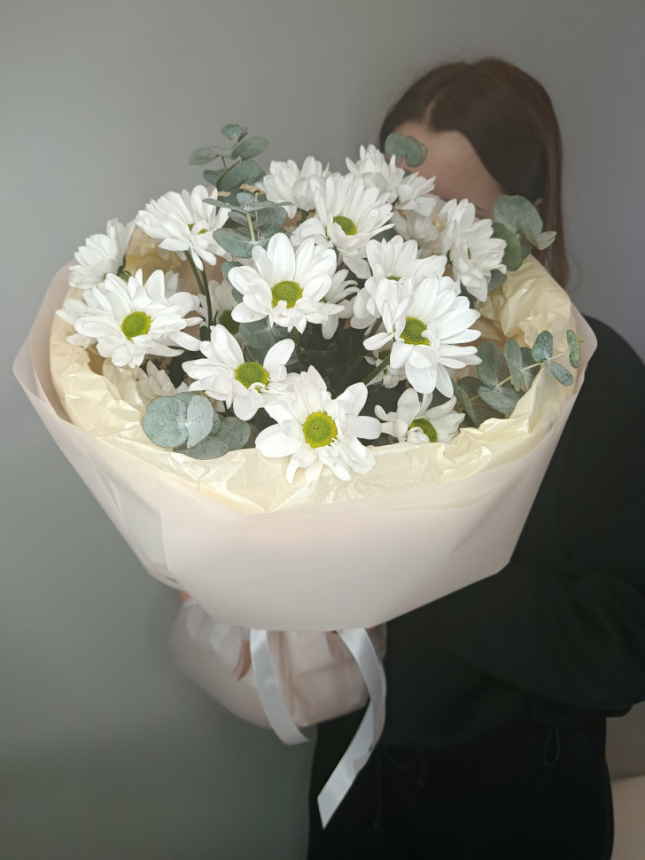 Букет из 3 хризантем с эвкалиптом