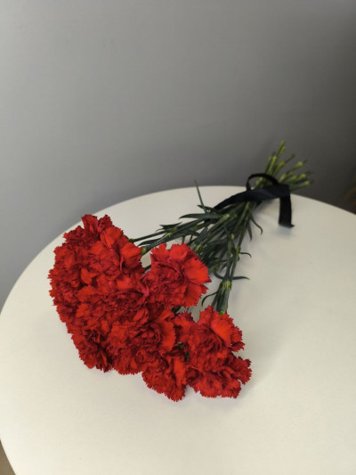 Траурный букет из 14 красных гвоздик