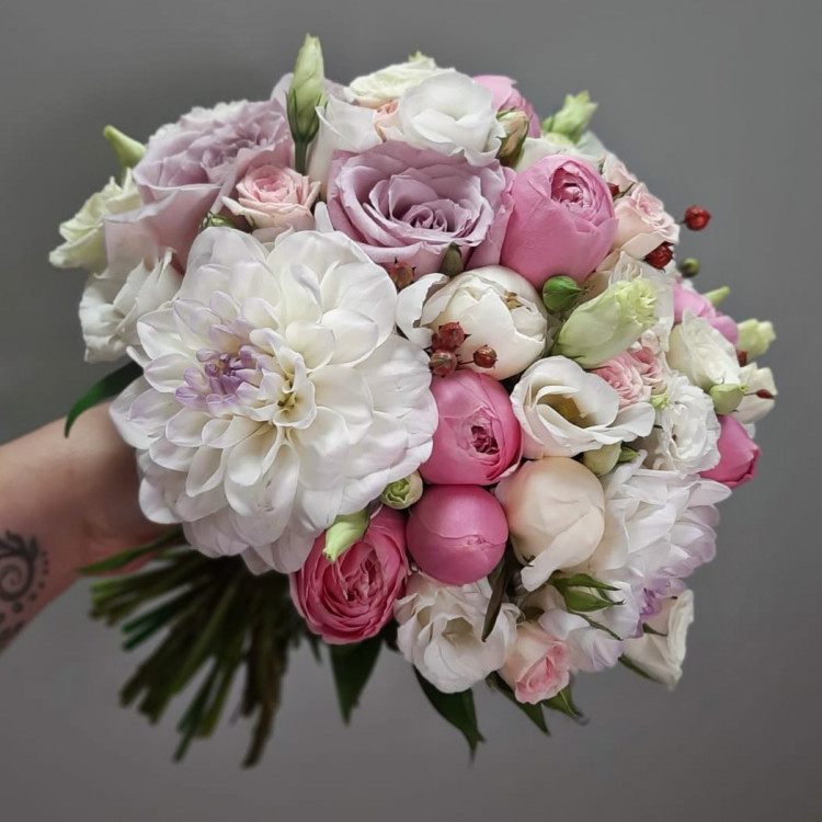 Салон цветов две сестры ачинск. Мисти баблс букет в картонной обертке. Букет альстромерии в фомиране гигант. Букет с матиолой, альстермерия, хризантемой. Букет 48.