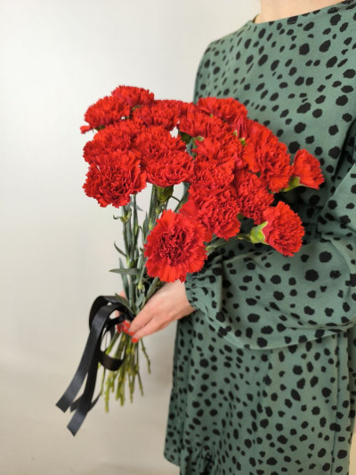 Траурный букет из 20 красных гвоздик