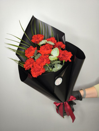 Траурный букет с гвоздикой, эвкалиптом и робелини