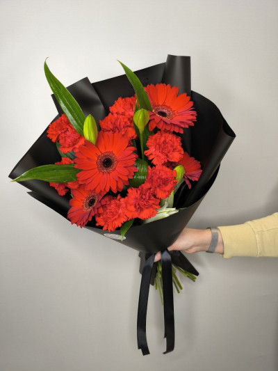 Траурный букет с гвоздикой и герберой