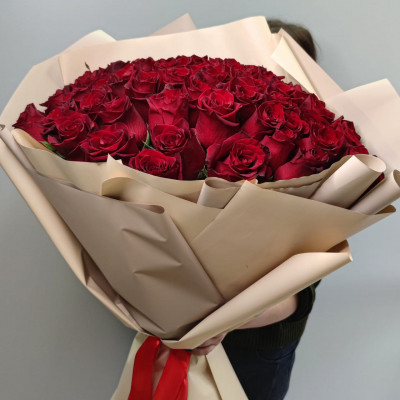 Букет из 51 высокой розы в оформлении