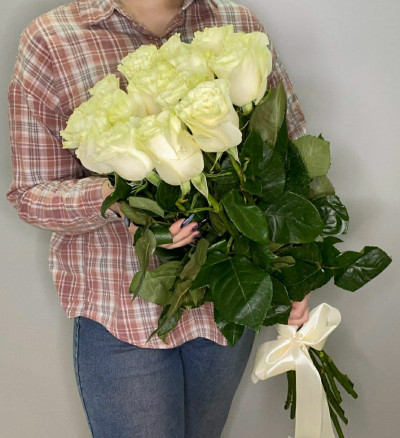 Букет из 13 высоких белых роз