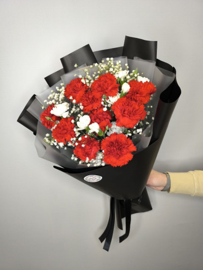 Траурный букет с гвоздиками и гипсофилой