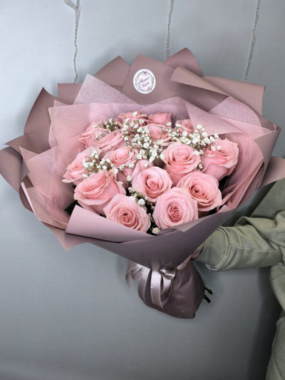 Букет из 15 светло розовых роз c оформлением
