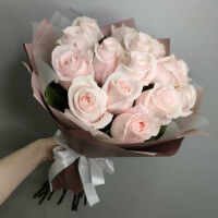 Букет из 15 светло розовых роз c оформлением