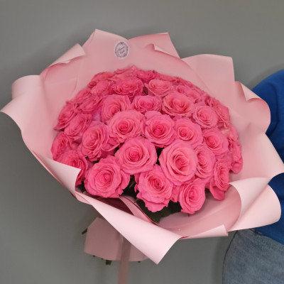 Букет из 35 розовых роз в оформлении