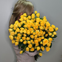 Букет из 35 желтых кустовых роз