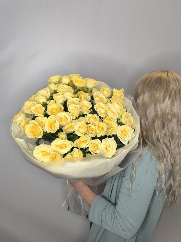 Букет из 15 лимонных кустовых роз