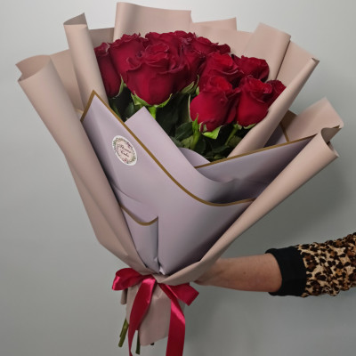 Букет из 15 красных роз в оформлении
