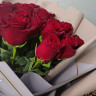 Букет из 15 красных роз в оформлении