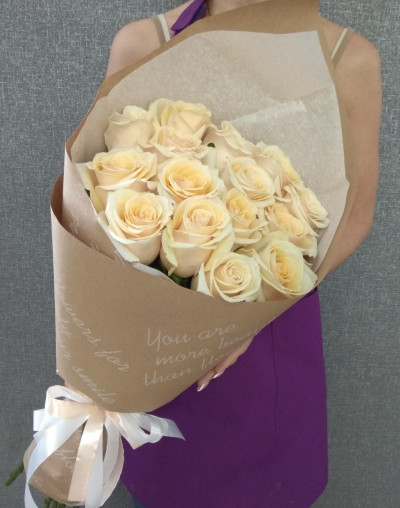 Букет 15 персиковых роз в крафте