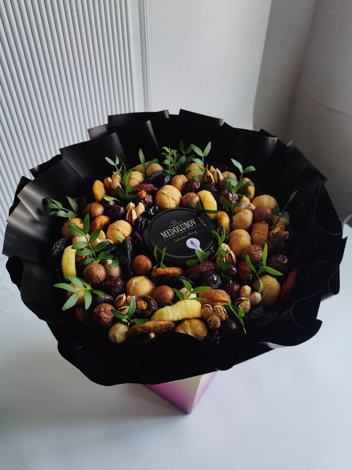 Букет из орехов и сухофруктов №4