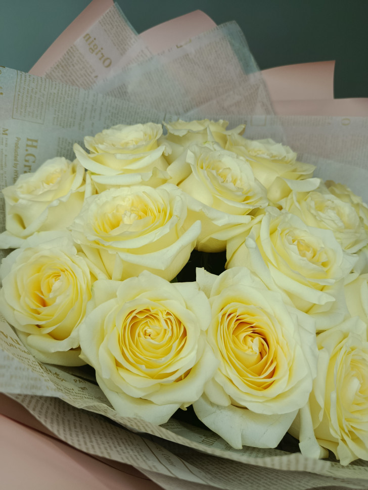 Букет из 15 пионовидных роз «Кэндллайт»