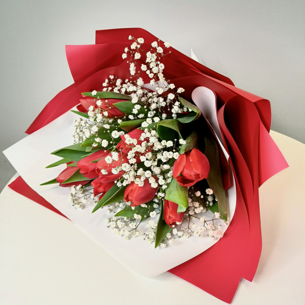 Букет из 11 красных тюльпанов с гипсофилой